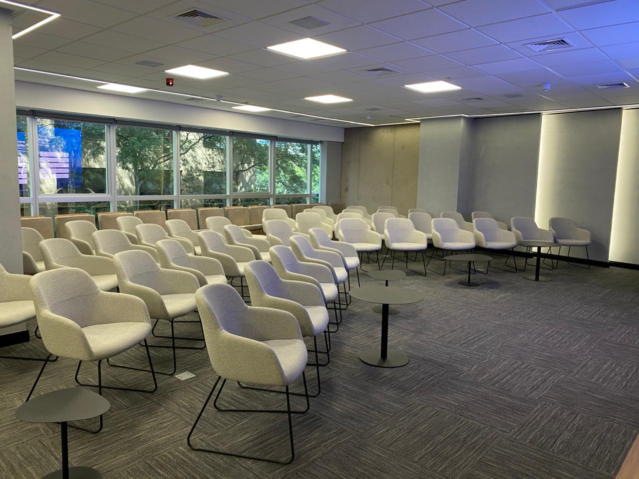 Auditório Casa G·Academy com poltronas e ampla iluminação natural